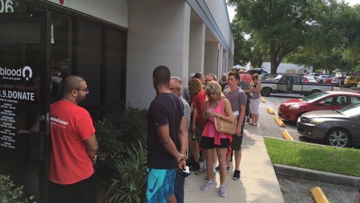 Ontroerend beeld: lange rijen voor de bloedbank in Orlando!