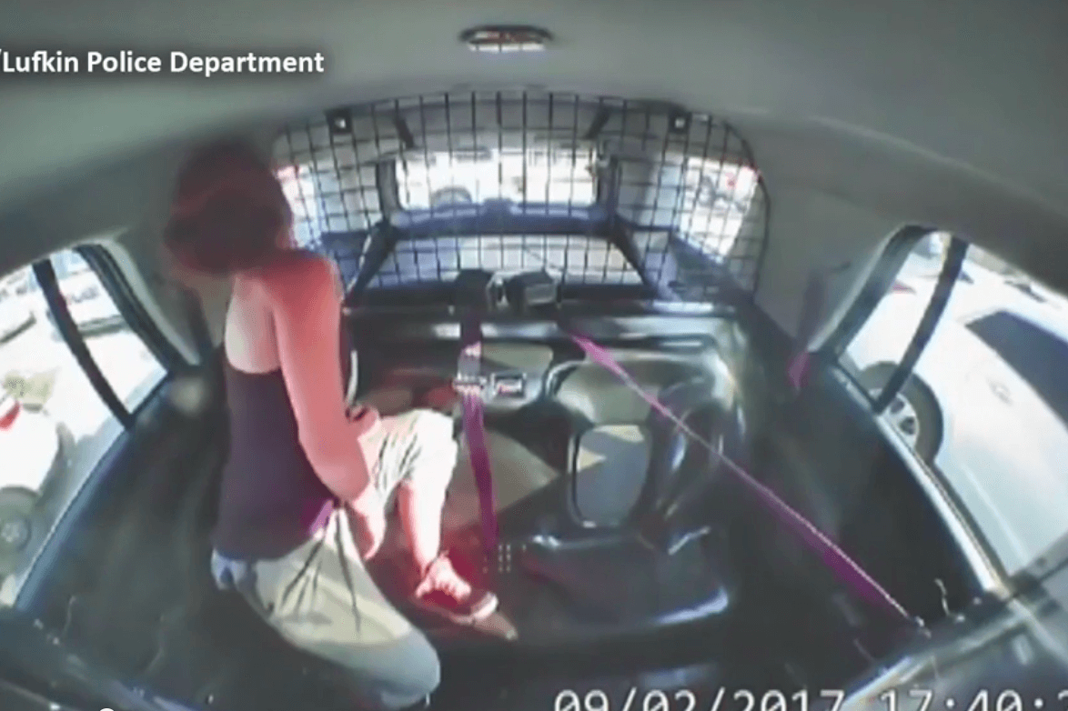 Opmerkelijke video: vrouw bevrijdt zichzelf uit boeien en steelt politieauto waarin ze zit