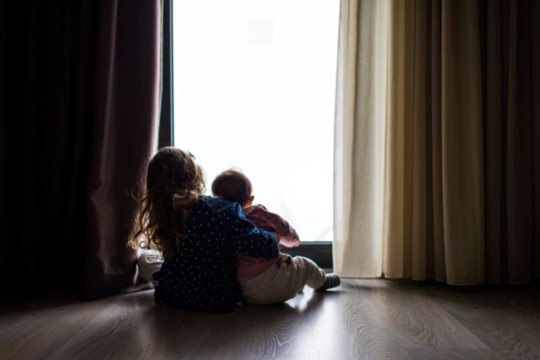 Bizar: moeder laat kinderen van 3 en 12 jaar oud wekenlang alleen thuis