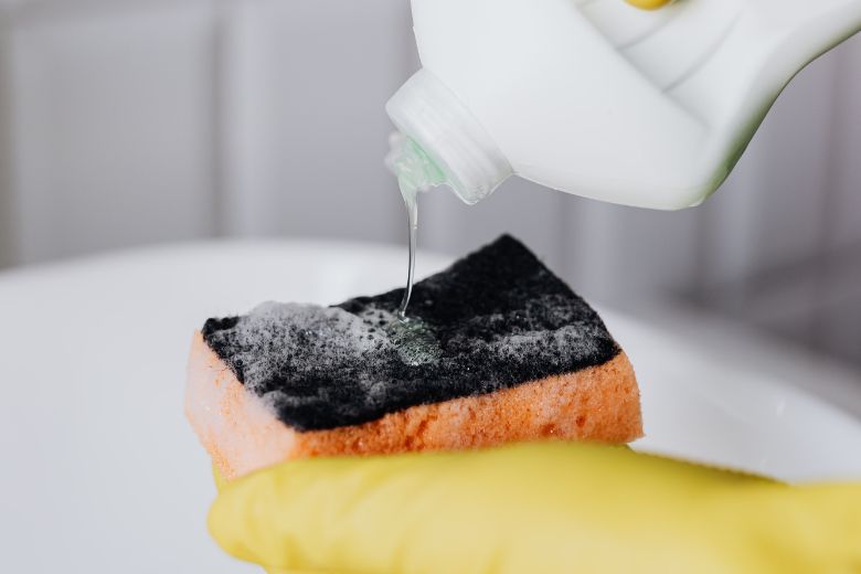 Aha: dit is de beste manier om tegels en voegen schoon te maken