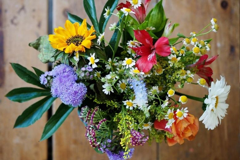 8 tips om je bloemen mooi te houden met warm weer