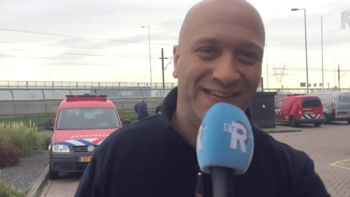 Deze man reanimeerde een baby'tje op zijn motorkap en redde zijn leven! Wat een held!