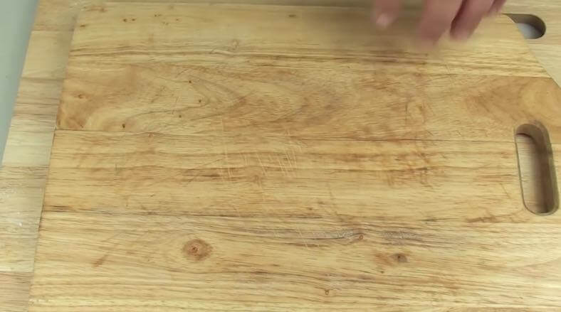 Heb je last van nare geurtjes in je houten snijplank? Gebruik dan deze slimme tips om ze te verwijderen!