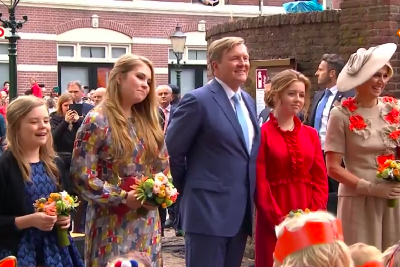 Koningin Máxima troost emotionele Sarah (9) tijdens optocht Koningsdag