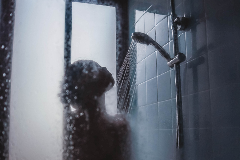 3 gewoontes onder de douche waar je per direct mee moet stoppen
