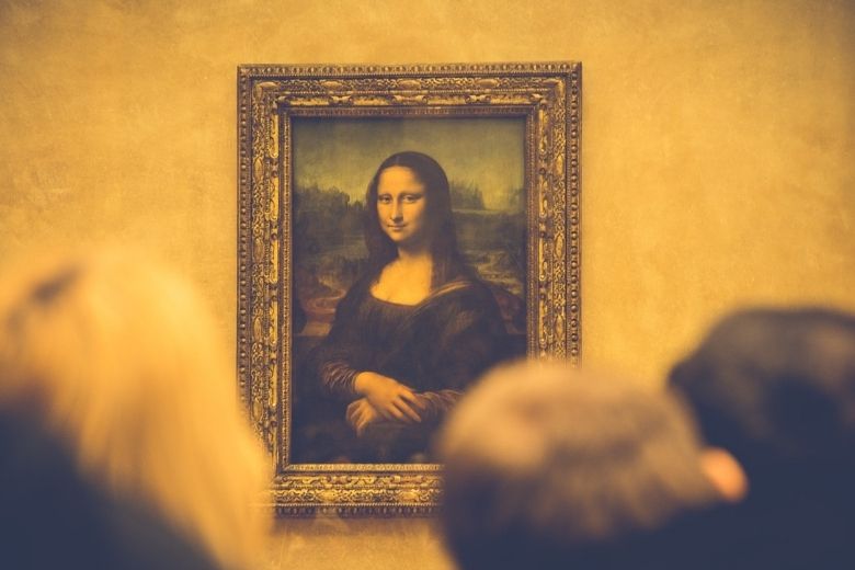 Als vrouw verklede museumbezoeker bekogelde Mona Lisa met taart