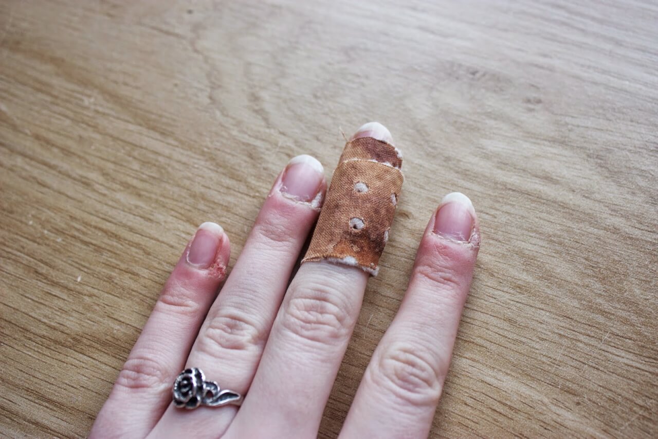 Met deze tip blijft je pleister voortaan wel goed zitten, ontzettend handig dit!