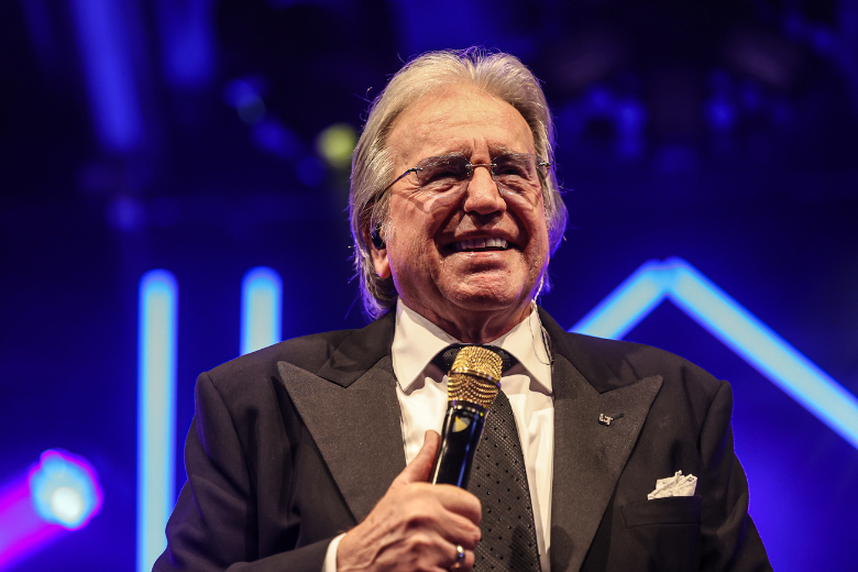 Enorme tegenslag voor Lee Towers, zanger breekt heup