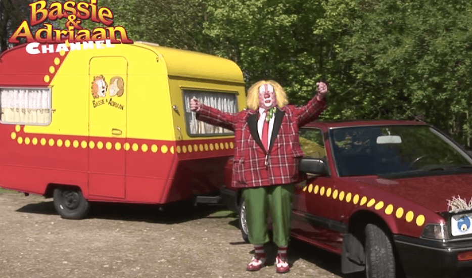 Fantastisch: de auto én caravan van Bassie en Adriaan staan te koop! Wie wil hier wel een ritje in maken?