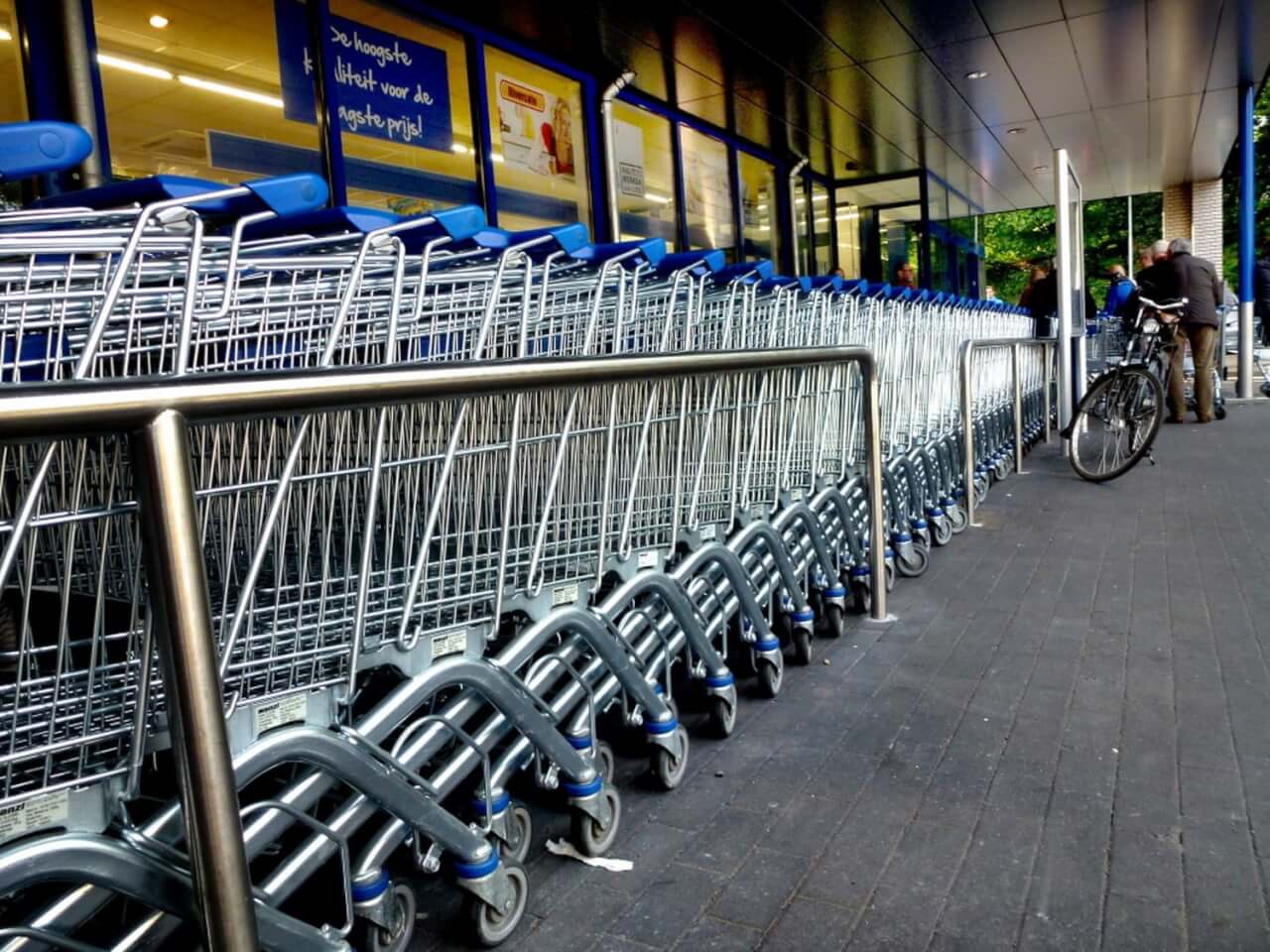 Nooit meer klungelen met een muntje of een mandje bij de supermarkt! Er is een redder in nood!