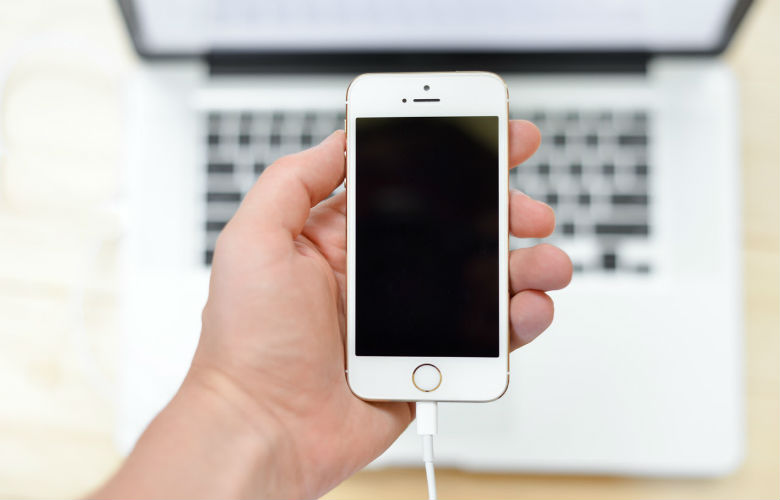 Handig! Dankzij deze tips gaat je iPhone-oplader niet meer stuk!