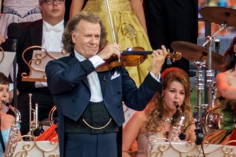 André Rieu verbaasd dat hij gewoon moet betalen op terras: 'Ongelooflijk'