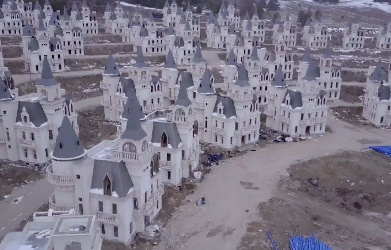 Turks (spook)dorp telt bijna 600 leegstaande identieke Franse kasteeltjes