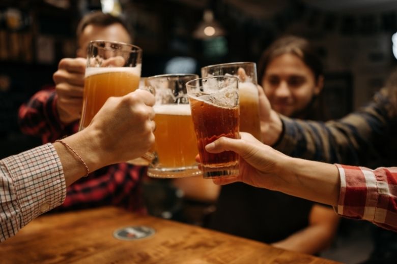 Minderjarigen kunnen gemakkelijk biertje bestellen in sportkantine