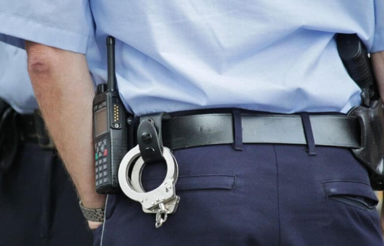 Bizar: moeder laat 2 kinderen achter na winkeldiefstal in Schiedam