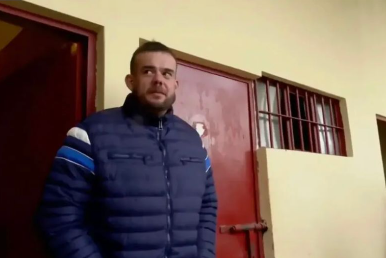 Joran van der Sloot doet het naar verluidt met drie verschillende vrouwen