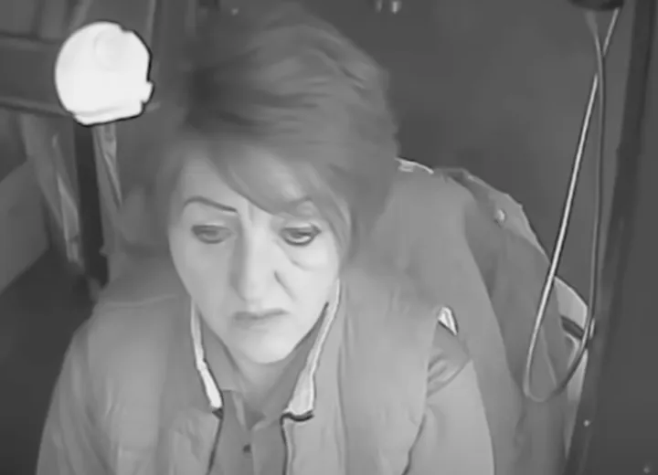 Jongen stapt op blote voeten in bus, chauffeur belt meteen de politie