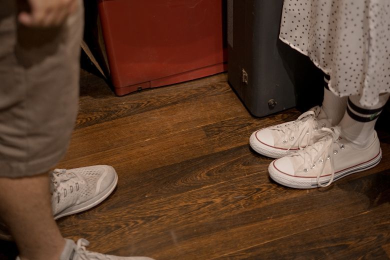 Zó vies is het blijkbaar om binnenshuis schoenen te dragen