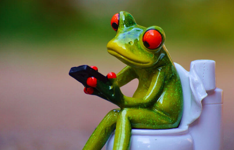 Telefoon mee naar het toilet? Dit is waarom je dat niet meer moet doen!