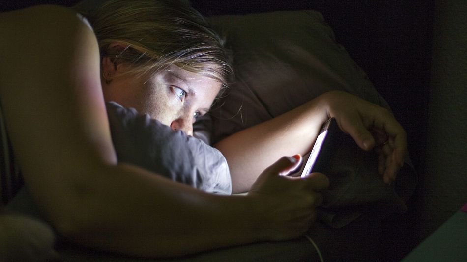 PAS OP: kijk nooit meer op je telefoon als je in bed ligt, dan kan DIT je namelijk gebeuren. Brr!