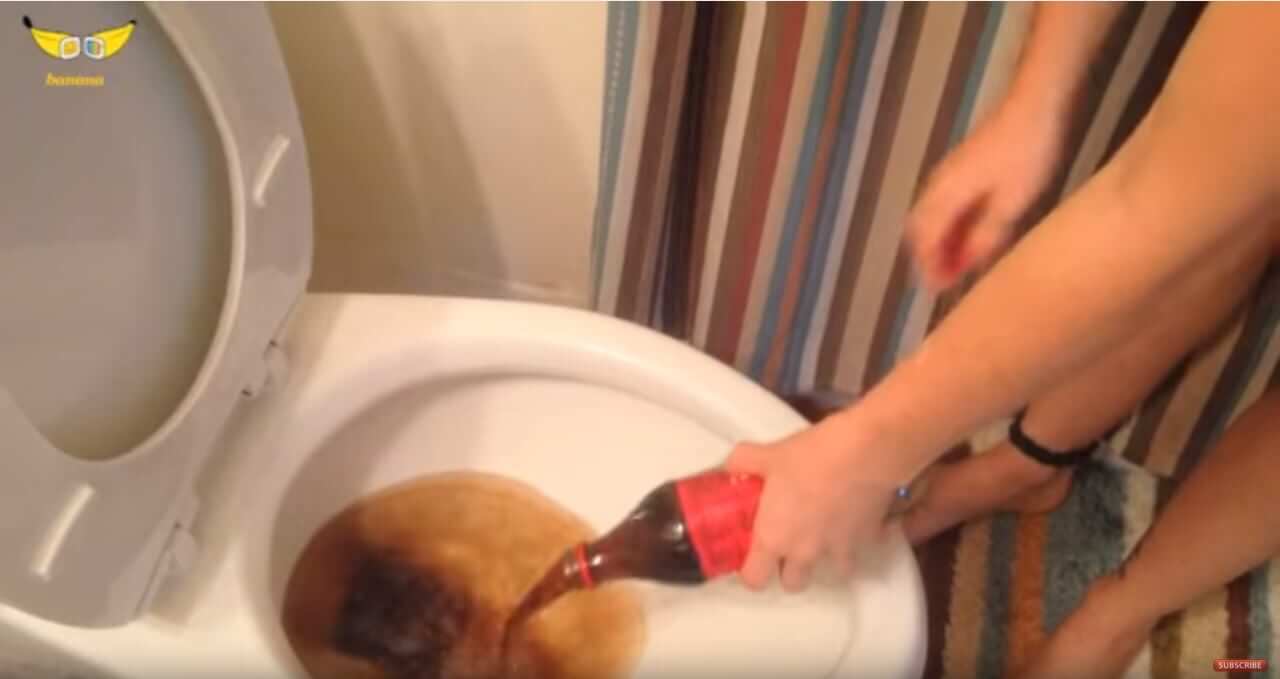 Ze doet een halve liter cola in de wc, wat er dan gebeurt is echt bizar! Probeer dit zelf ook maar eens!
