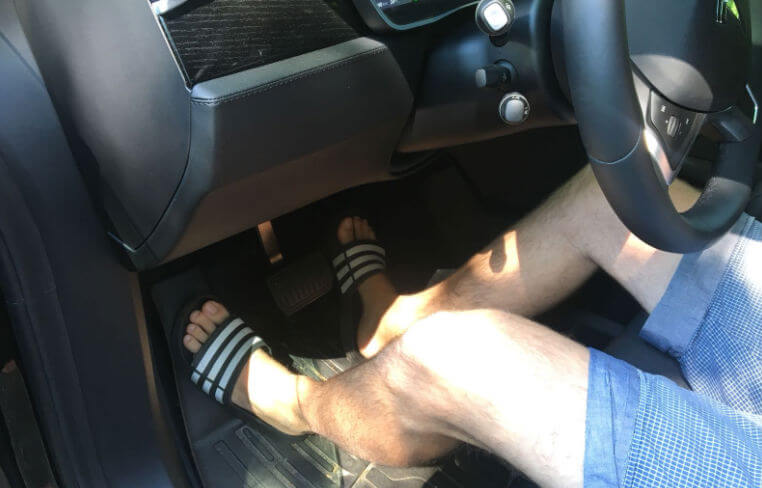 Met slippers aan of op blote voeten autorijden: mag dat nu wel of niet?