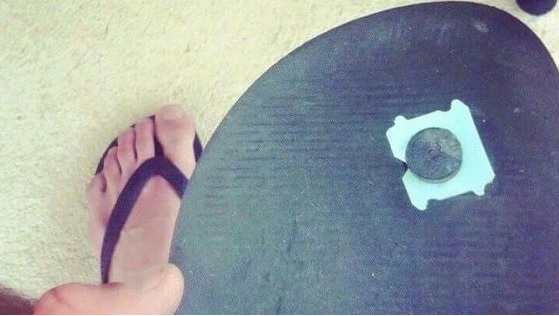 Je kapotte teenslippers zijn zo weer gerepareerd met dit klein wondertje!