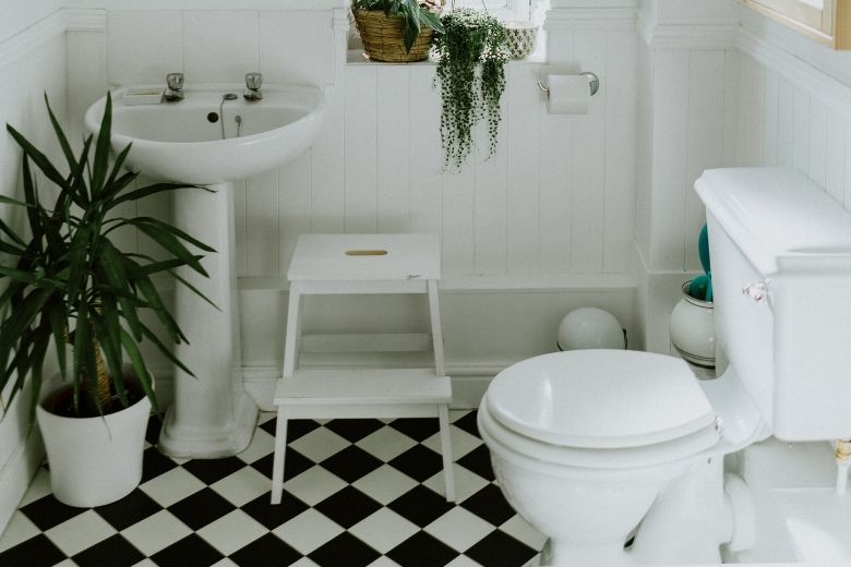 Stinkende wc? Met deze tips ben je daar zo van af