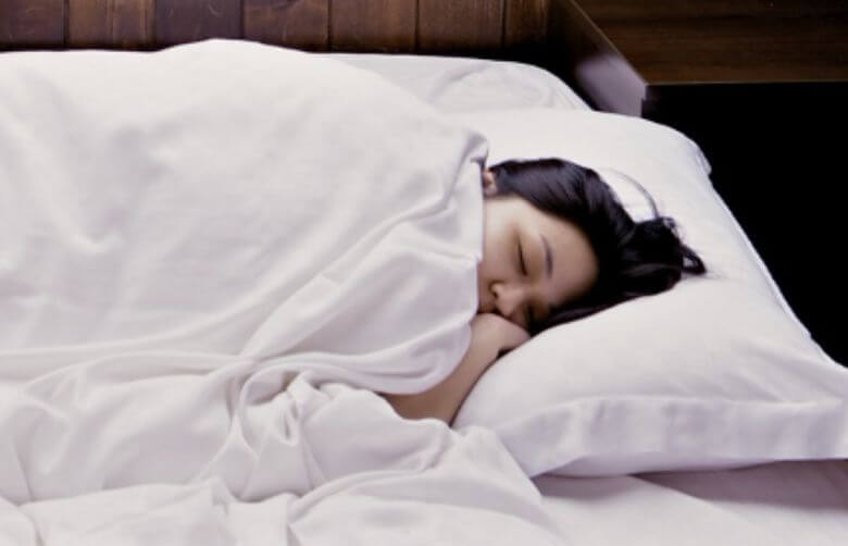 Dít is waarom het zo ontzettend moeilijk is om op tijd op bed te gaan