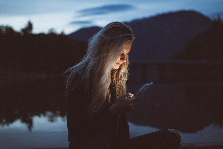 Is het blauwe licht van je telefoon en laptop echt slecht voor je huid?