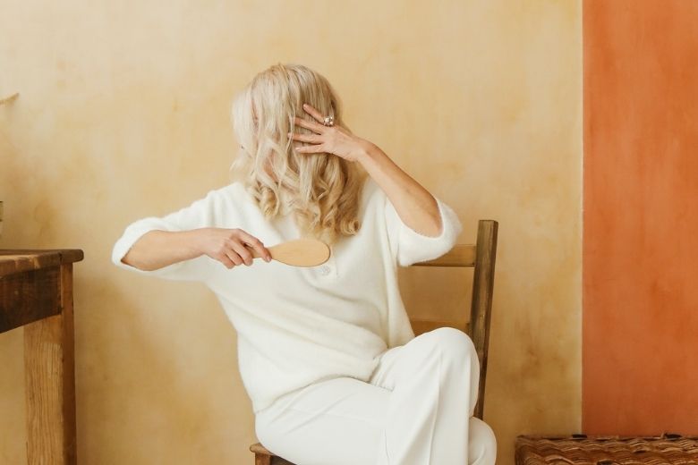 Kan stress daadwerkelijk voor grijze haren zorgen?