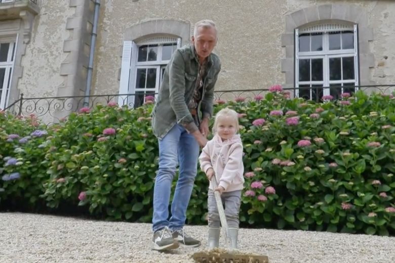 Hilariteit in Chateau Meiland: de kleine Claire verwoest de tuin