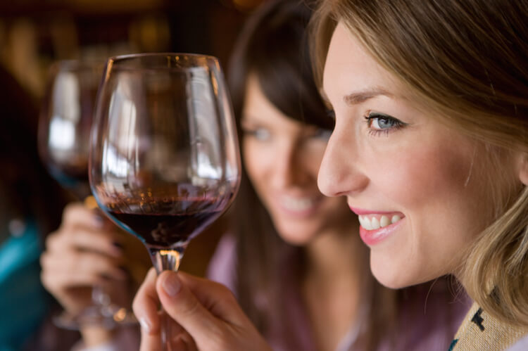 Het bewijs is eindelijk daar: elke dag een glas alcohol drinken maakt je knapper! Ontdek hoe dat komt!
