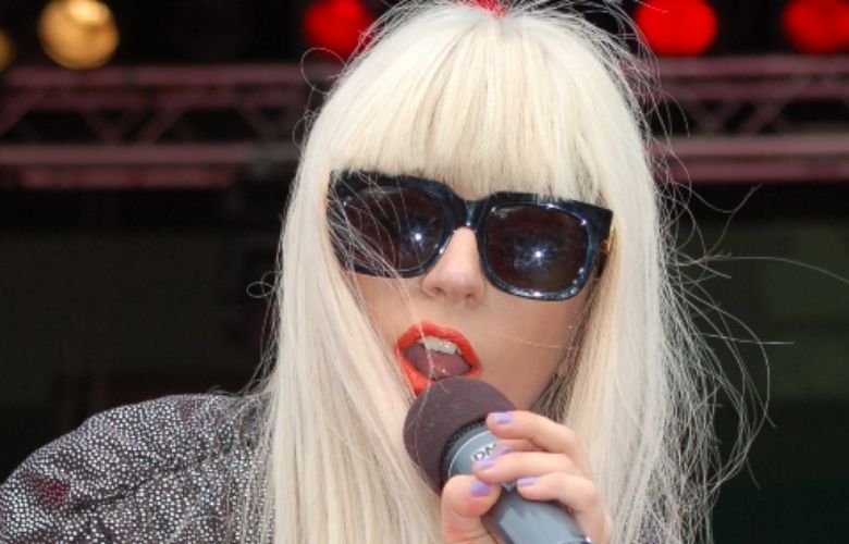Ophef over het zogenaamde 'buikje' dat Lady Gaga liet zien tijdens haar Superbowl-optreden.. Wat vinden jullie hiervan?