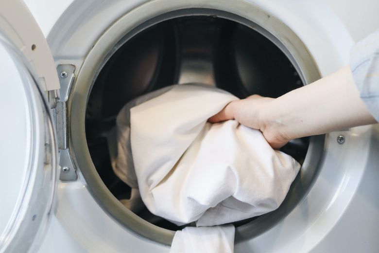 Zó haal je gele zweetvlekken uit witte kleding