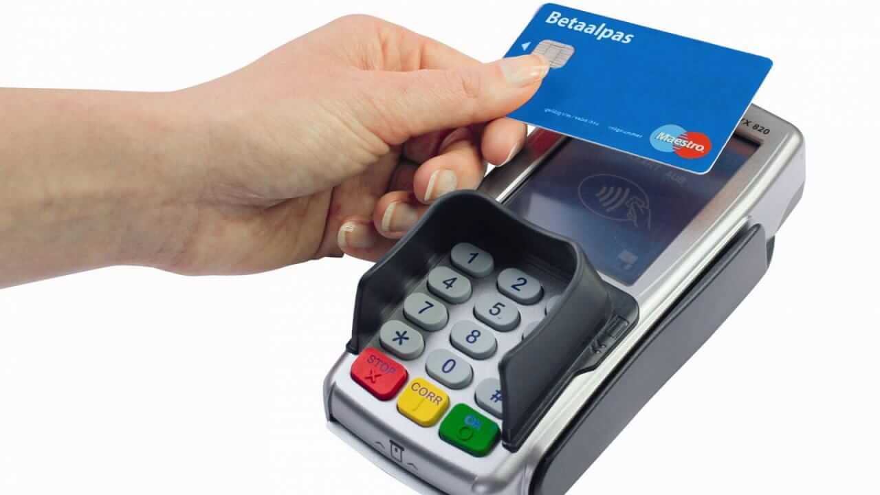 Een man werd betrapt bij het skimmen van contactloze bankpassen. Is deze skimmer de eerste moderne zakkenroller?