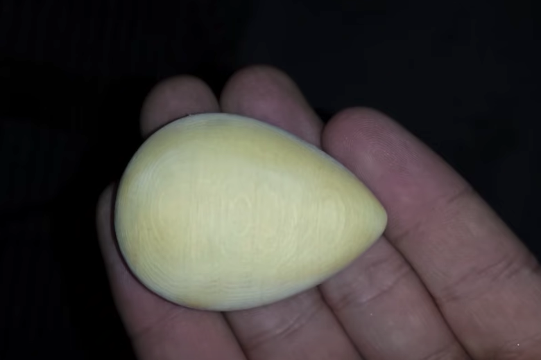 Man knutselt ketting voor zijn vriendin, ze is stomverbaasd als ze ontdekt wat erin zit