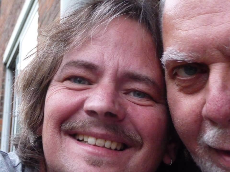Amsterdams homostel wordt met de dood bedreigd door buren. Afschuwelijk dit!