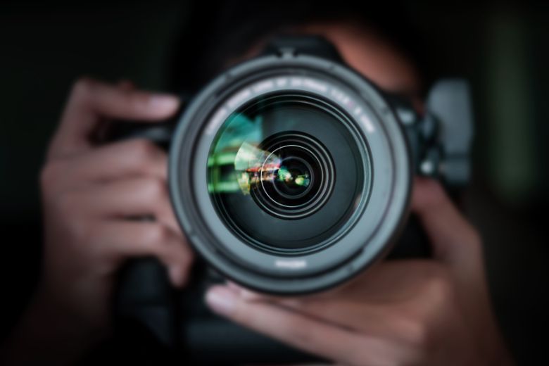 Man verwijdert trouwfoto's van goede vriend
