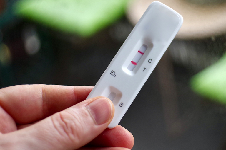 Zelftest door je keel schijnt beter te werken bij omikron