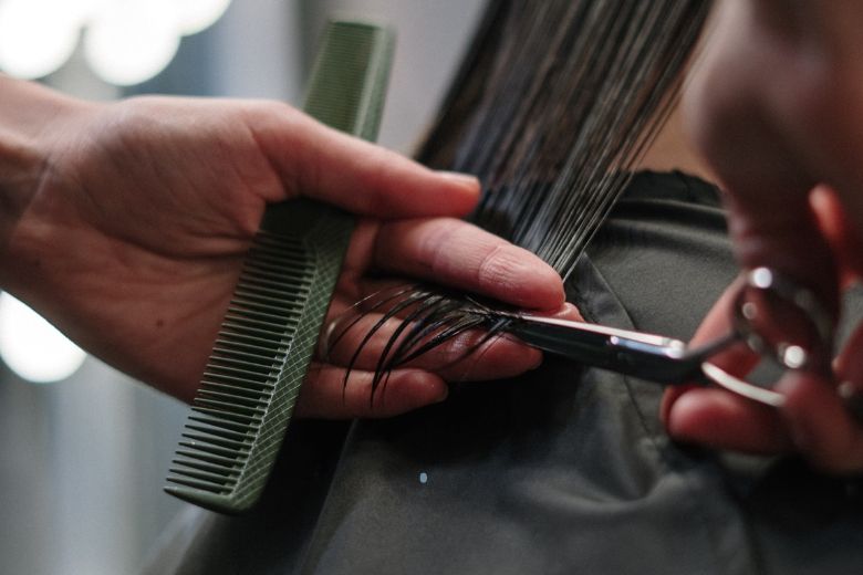 Zo vaak zou je volgens kappers je haren moeten knippen