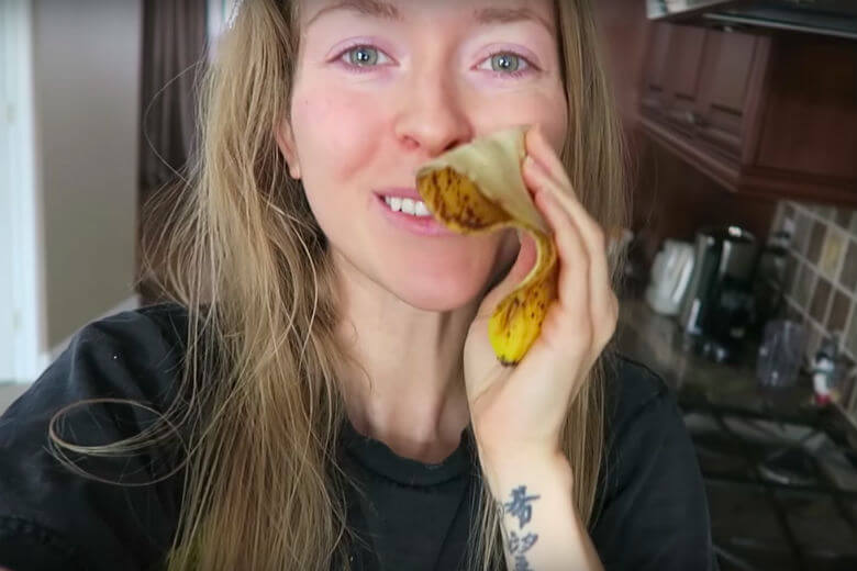 Deze vrouw wrijft elke dag een bananenschil over haar gezicht en dit is de reden!