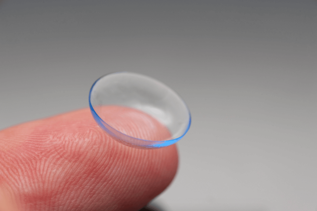 Dit is waarom je echt nóóit meer moet douchen met je contactlenzen in