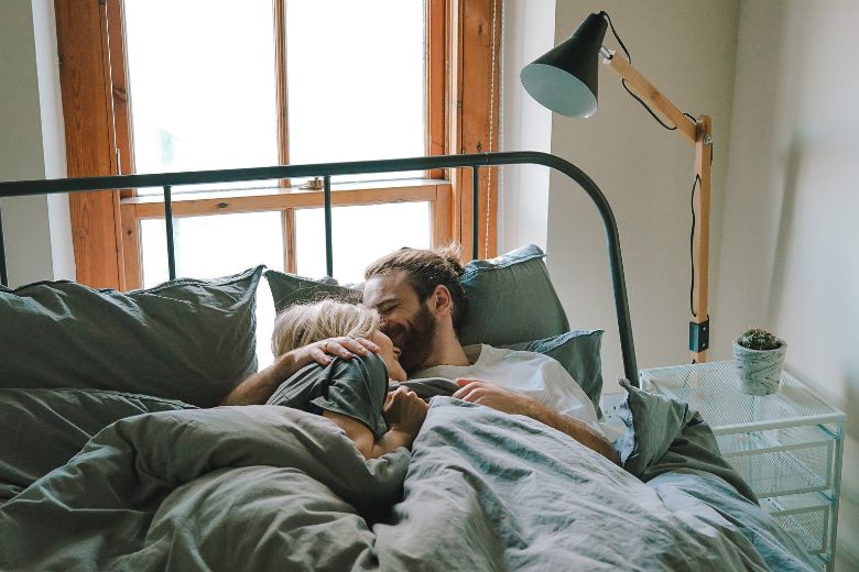 Onderzoek: samen slapen met je partner is goed voor je gezondheid
