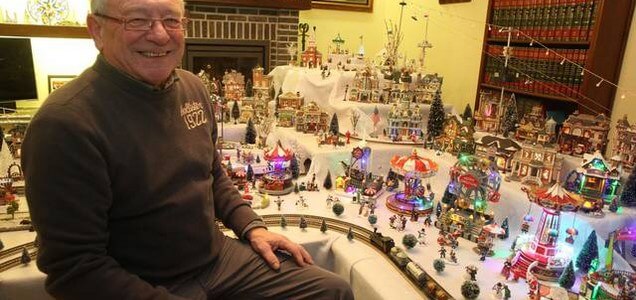 Moet je dit eens zien... Gilbert (69) bouwt een gigantisch kerstdorp in zijn woonkamer!