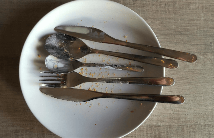 Is je bestek vies en aangekoekt? Met DEZE tip krijg je het weer blinkend schoon, beter dan in de vaatwasser!