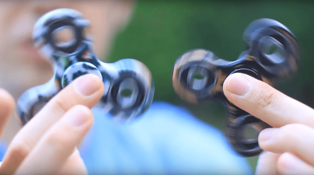 WAARSCHUWING: heeft jouw kind een fidget spinner? Het kan enorm gevaarlijk zijn!