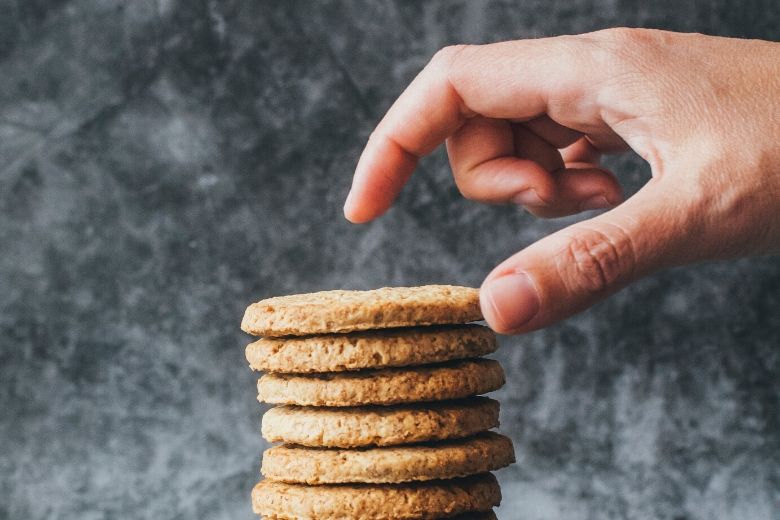 Maakt 's avonds snacken dikker dan overdag snacken? Dit is het antwoord!