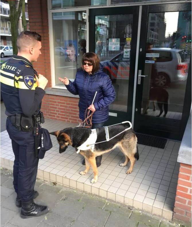 Een blinde vrouw stond 3 uur te wachten op een taxi, omdat ze haar niet mee wilden nemen! Ontdek wat er gebeurde!