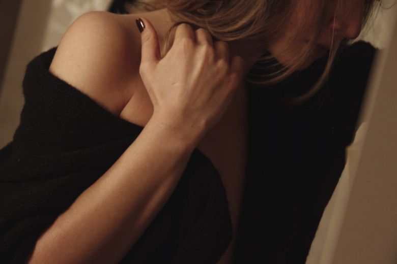 ‘Frozen shoulder’: dit zijn de symptomen en zo verhelp je het